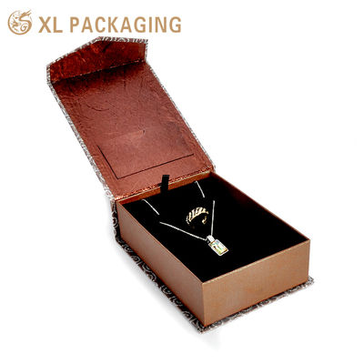 купить Книга в стиле V-Opening Magnetic Jewelry Box с блестящим вихревым узором, черным бархатным вставкой и картонным карманом Производство в сети