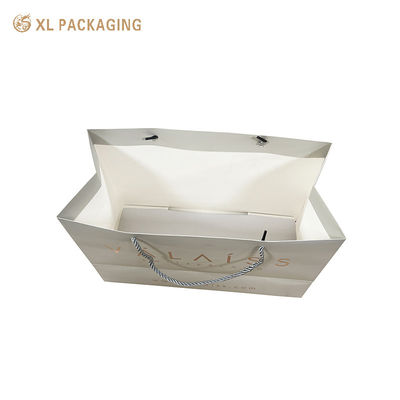 XL Packaging Custom Logo Hard White Art Paper Bags Luxury Shopping Packaging With Die-Cut Handles Scratch-Resistant Coating Easy Carry Design Прочный для тяжелых подарков Стильный для брендовых опытов